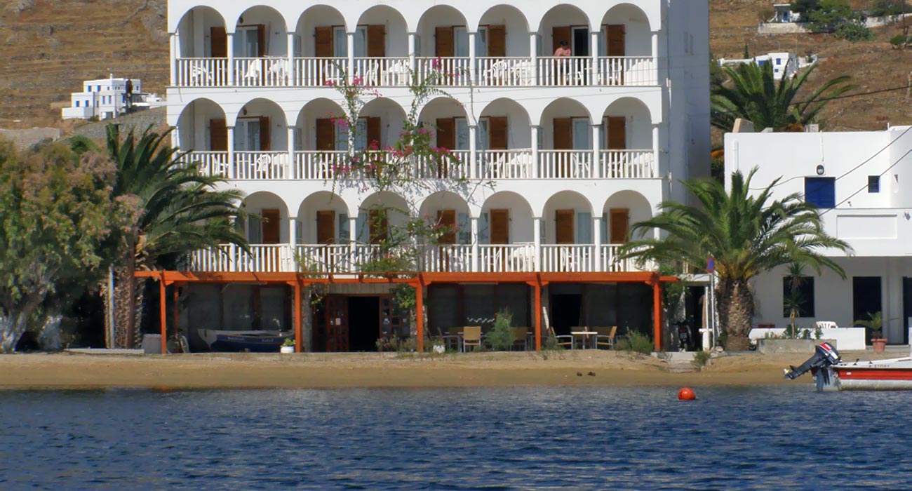 Το ξενοδοχείο Maistrali βρίσκεται επάνω στη θάλασσα και είναι ιδανικό για τη διαμονή σας στη Σέριφο - Σέριφος Διαμονή