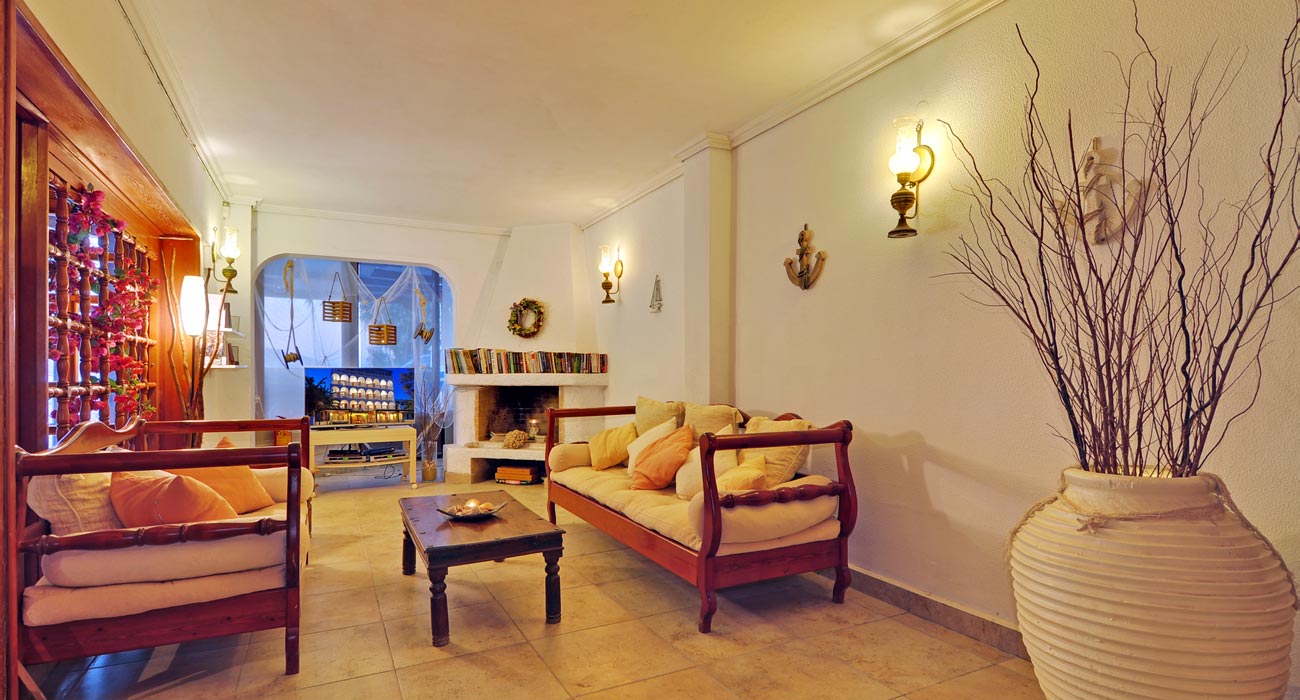 TV Room of Maistrali hotel in Serifos